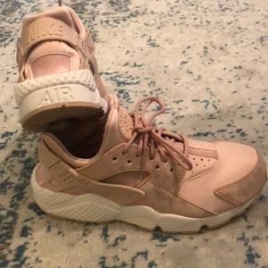 Nike Air Huaraches Pink/blush colored size 9.